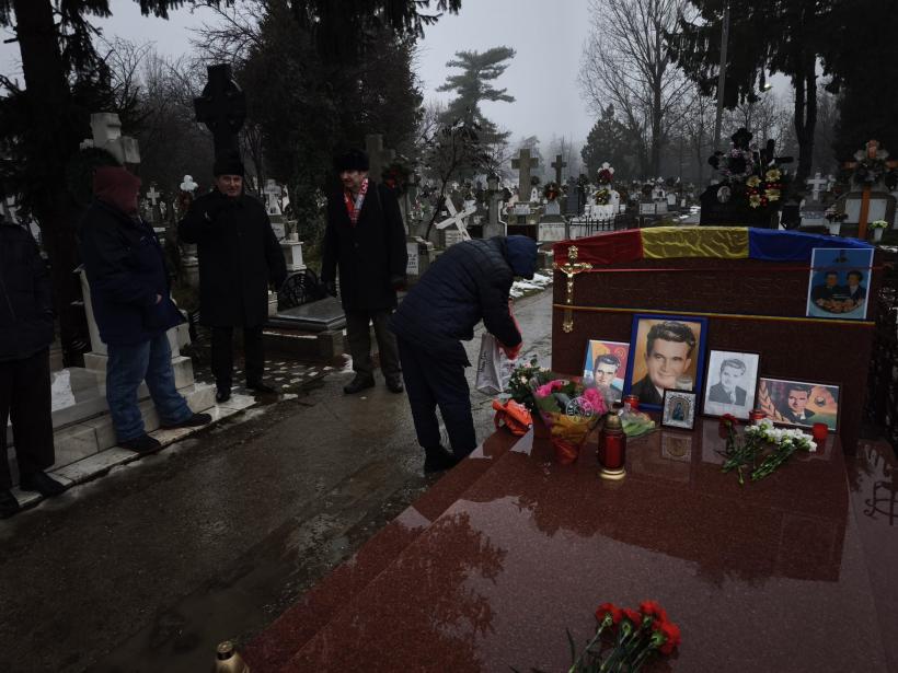 Dorință la căpătâiul dictatorului: „Să învieze Ceaușescu ca tovarășul Iisus și să-l împuște pe Bolojean” 18991687