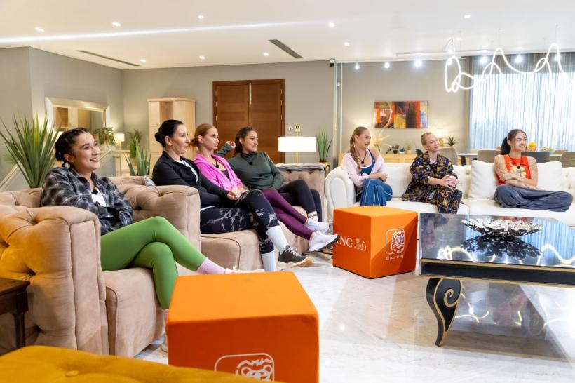 După ce băieții s-au întrecut cu joaca, astăzi va fi o zi intensă!  Fetele vor curăța o mașină, la înălțime, la Power Couple! Aseară, emisia a fost lider de audiență! 18991814