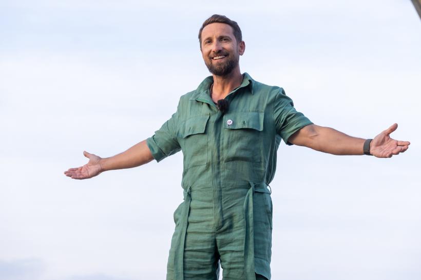 După ce băieții s-au întrecut cu joaca, astăzi va fi o zi intensă! Fetele vor curăța o mașină, la înălțime, la Power Couple! Aseară, emisia a fost lider de audiență!