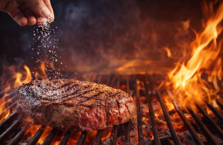 Sarea pe carne: mituri și adevăruri despre grătarul perfect