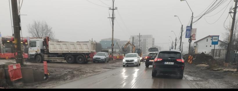 Dilema locuitorilor din Prelungirea Ghencea: Mergem prin noroaie sau pe carosabil, printre camioane și TIR-uri? 18991825