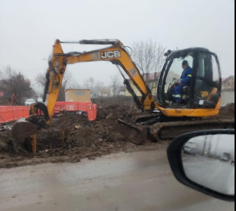 Dilema locuitorilor din Prelungirea Ghencea: Mergem prin noroaie sau pe carosabil, printre camioane și TIR-uri? 18991826