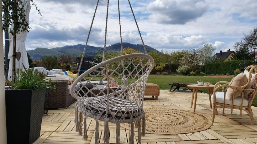 Mobilier pentru terase mici vs. terase mari: Cum optimizezi spațiul?