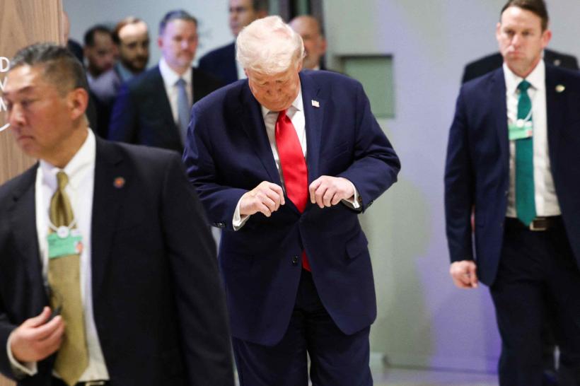 Trump dă înapoi. Primele fisuri în strategia de forță a Casei Albe