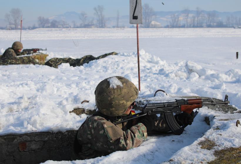 Două vârste de pensionare pentru militari, analizate de Guvern