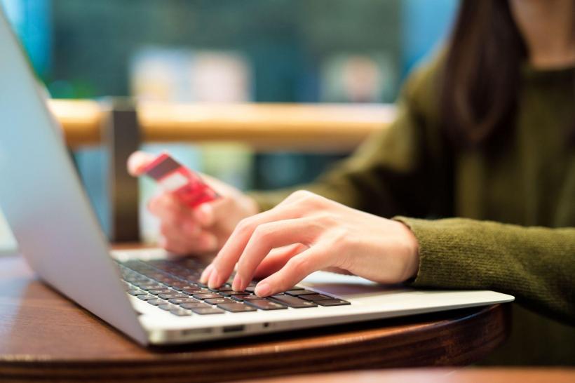 Bani rapid când ai nevoie: Tot ce trebuie să știi despre vechimea în muncă și accesarea unui împrumut online