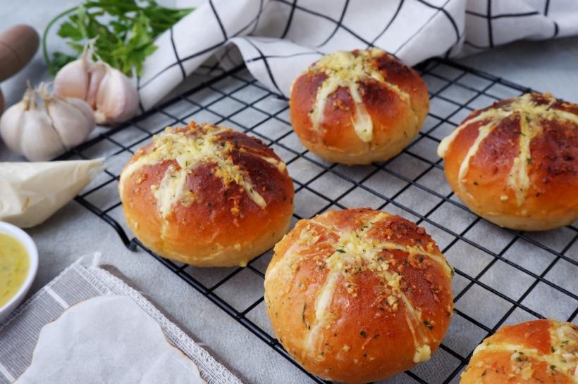 Cum să prepari rapid pâine delicioasă cu usturoi și cremă de brânză