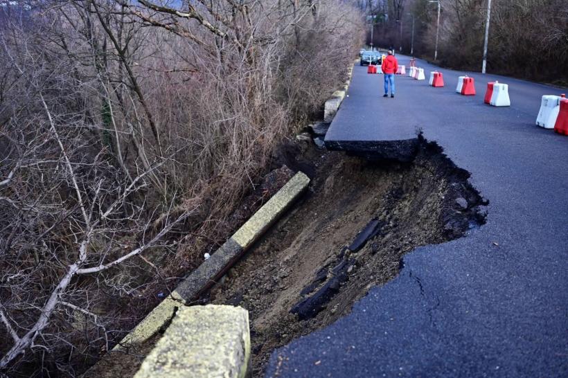 Expert: drumul de la Câmpina s-a surpat din cauza apei infiltrate 