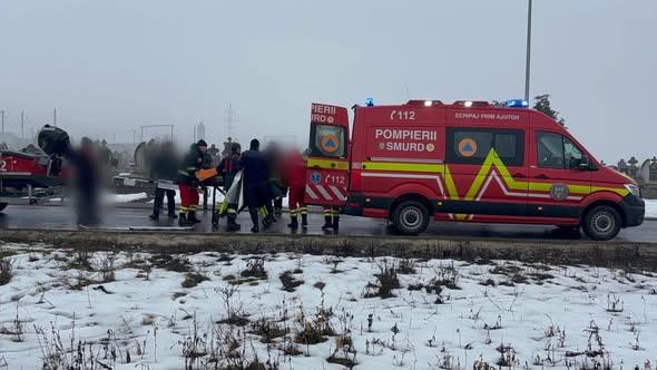 Misiune de salvare a unui bărbat căzut într-un lac înghețat din Turda. Un pompier s-a aruncat în apă