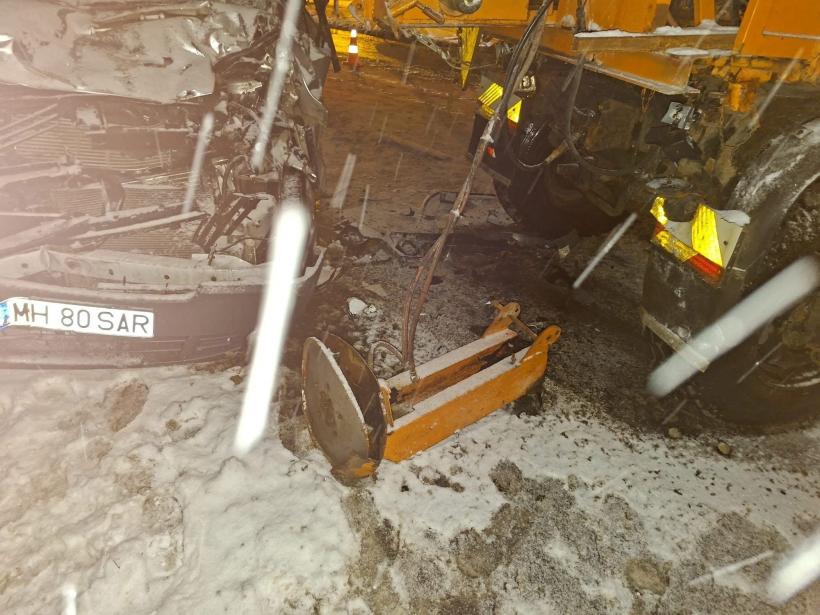 Accident între un utilaj de deszăpezire și un microbuz, cu 5 victime 18992697
