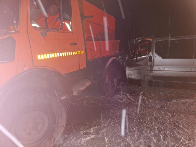 Accident între un utilaj de deszăpezire și un microbuz, cu 5 victime