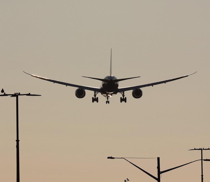 Traficul aerian la București: Zborurile pe Otopeni și Băneasa se desfășoară în condiții de iarnă