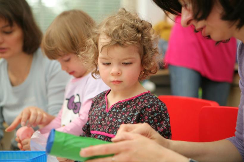 Alocațiile și indemnizațiile pentru copii se plătesc mai devreme în februarie 2026