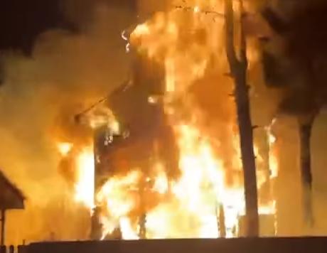 Ard trei case în Mureș. Focul s-a extins cu repeziciune