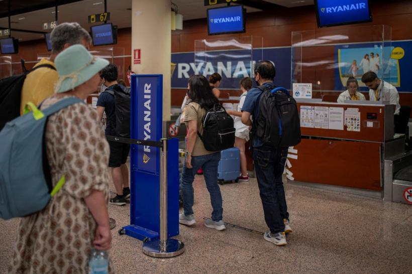 Ryanair îi roagă pe pasageri să renunțe la blugi în avion. De ce spune compania că denimul nu e o alegere bună la zbor 