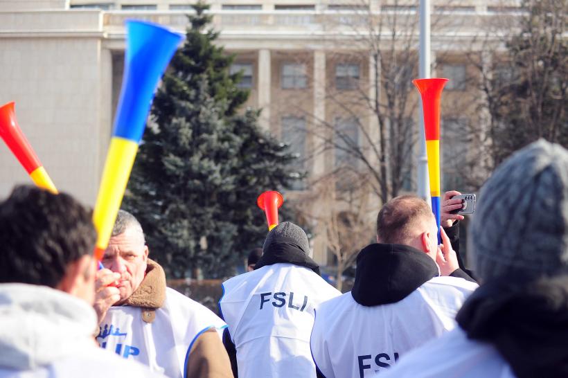 Protestul sindicaliștilor din Educație: „Căutăm ministru. Oferim: salarii tăiate și haos legislativ” 18993184