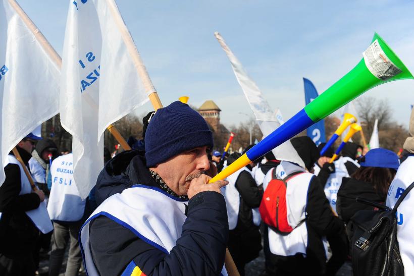 Protestul sindicaliștilor din Educație: „Căutăm ministru. Oferim: salarii tăiate și haos legislativ” 18993186