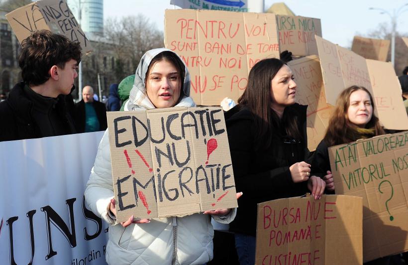 Protestul sindicaliștilor din Educație: „Căutăm ministru. Oferim: salarii tăiate și haos legislativ” 18993215