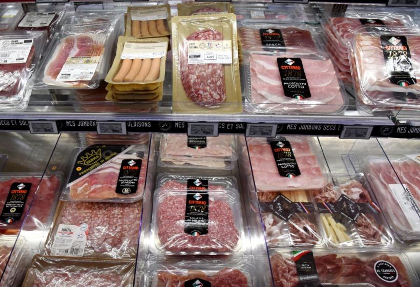 Studiu: Alimentele ultraprocesate stimulează consumul și trebuie reglementate ca țigările