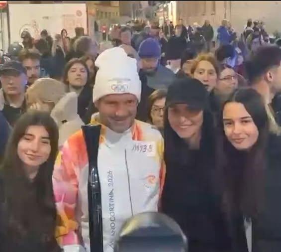 Moment legendar: Cristi Chivu poartă torța olimpică pentru Jocurile Olimpice de Iarnă Milano Cortina