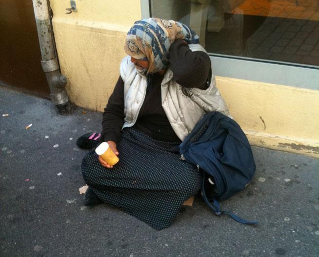 Gruparea care ducea români la cerșit, destructurată în Grecia. 12 victime așteaptă să fie repatriate