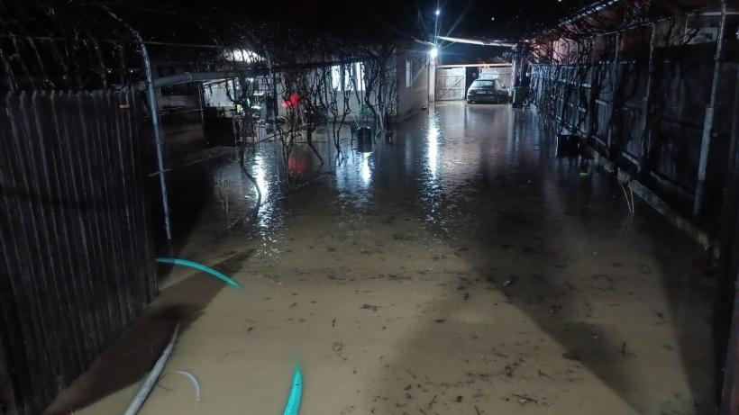 Cod ROȘU de inundații în județul Buzău: Satul Mierea, izolat complet. 12 persoane, blocate de viituri.  18993497