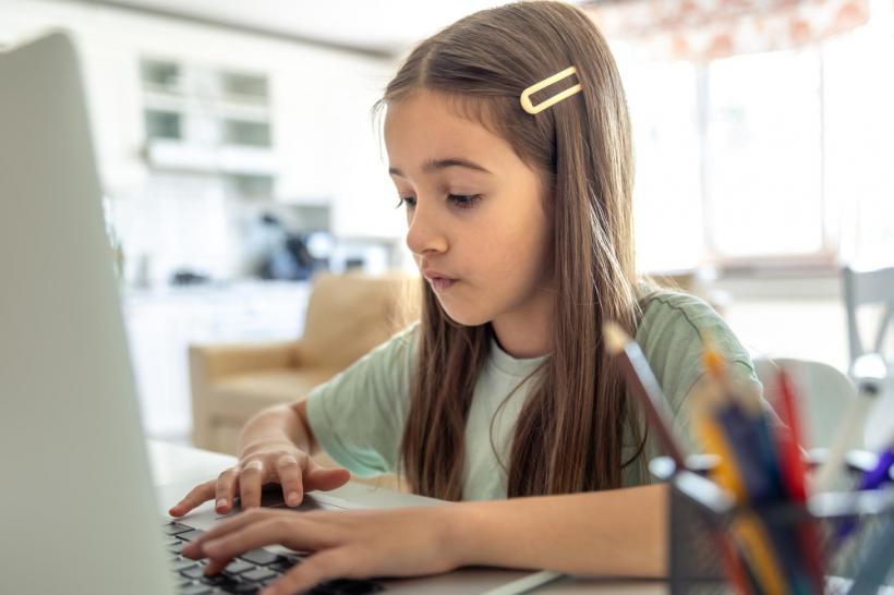Școala românească produce elevi semidigitali: 7 din 10 nu folosesc tehnologia la un nivel funcțional