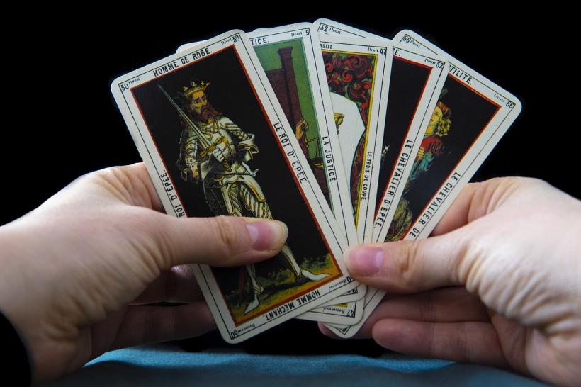 Horoscop Tarot, 9–15 februarie 2026:Cărțile te îndeamnă să te ierți și să mergi mai departe