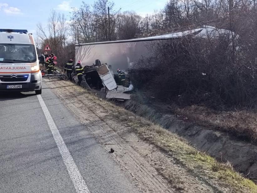 UPDATE Accident cumplit, soldat cu trei morți, între un camion și un microbuz de marfă 18993718