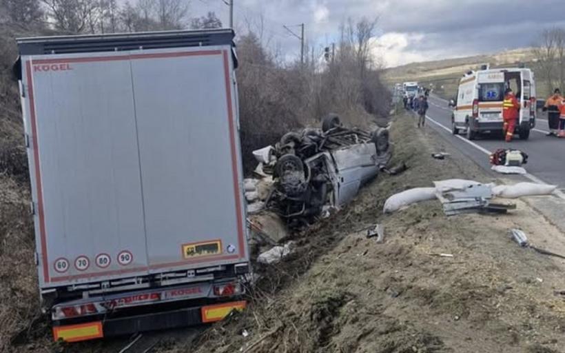 UPDATE Accident cumplit, soldat cu trei morți, între un camion și un microbuz de marfă 18993719