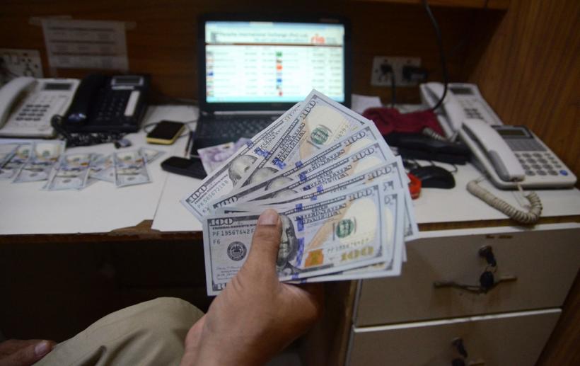 Acțiunile indiene și rupia, așteptate să crească după acordul comercial SUA-India