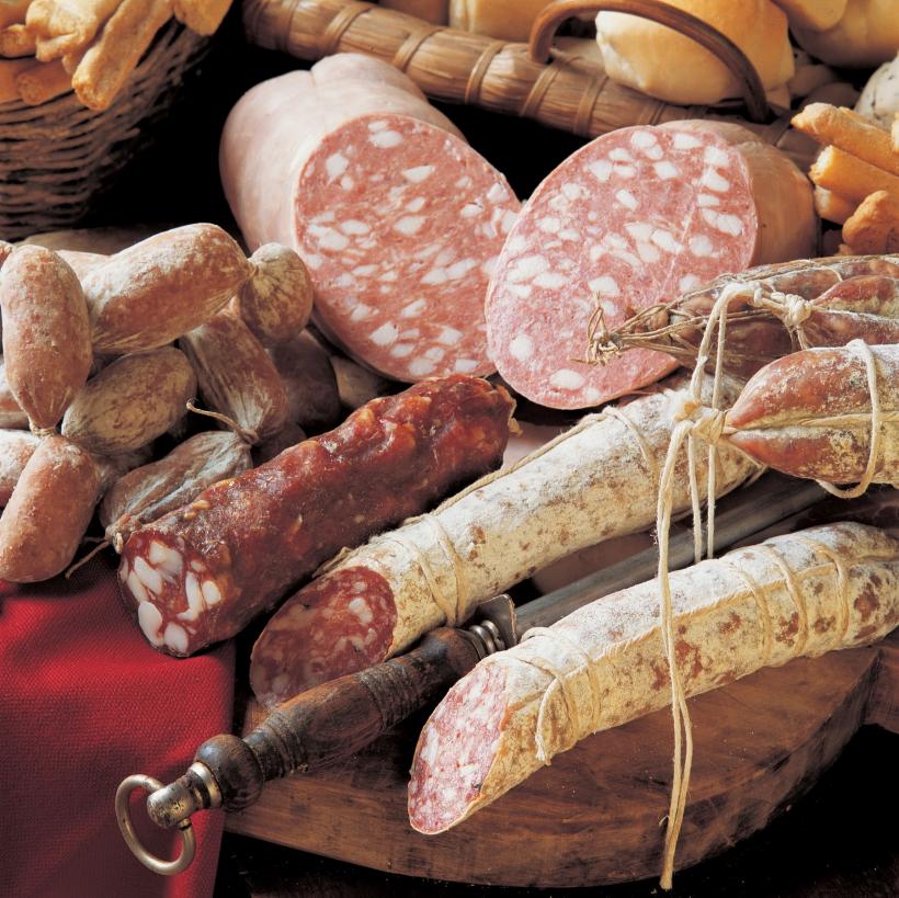 Alimentele ultraprocesate încurajează consumul și ar trebui reglementate ca țigările