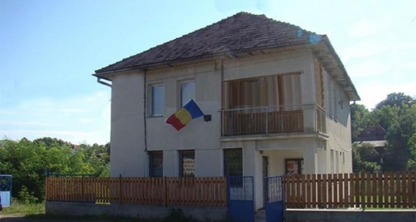 Polițiștii din Călățele au fost lăsați în frig din cauza unui cuib de barză. Operațiunea „Cuibul mutat, legea respectată”  18993715