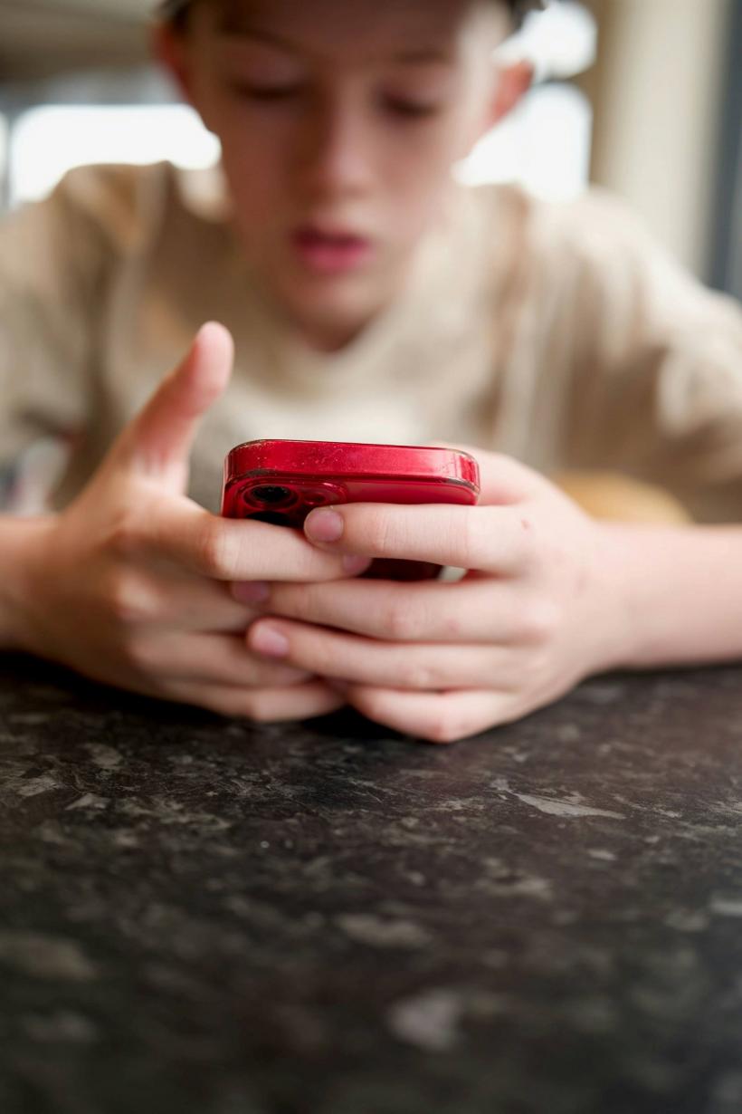 Soluția pentru a proteja copiii de cyber-bullying: interdicția totală pe rețelele sociale până la 13 ani 18993709