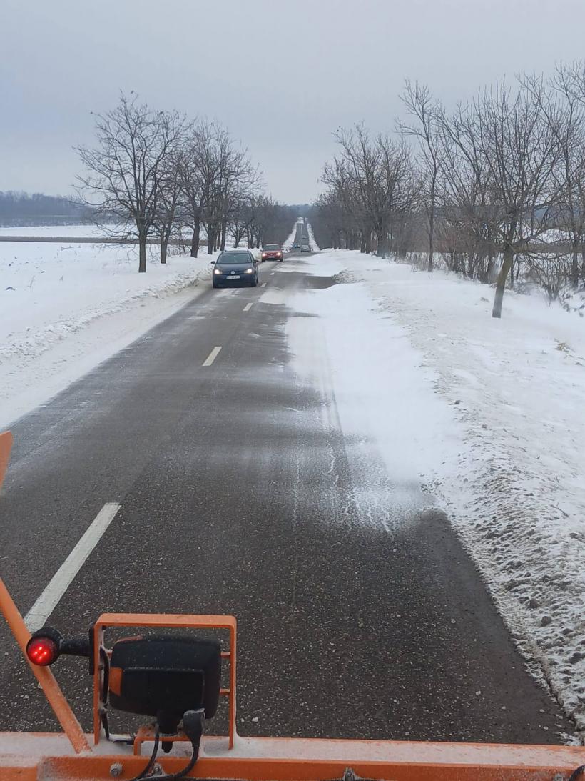 Zăpadă și ceață pe șoselele din România