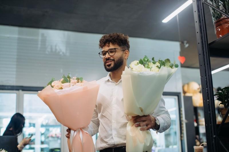 8 ocazii potrivite pentru a dărui trandafiri albi și mesajul lor subtil 