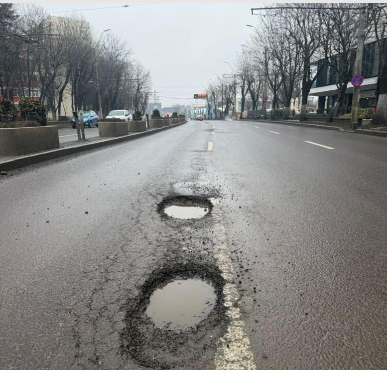Brigada Rutieră a amendat primăriile din Capitală cu 6.000 de euro pentru gropile din asfalt