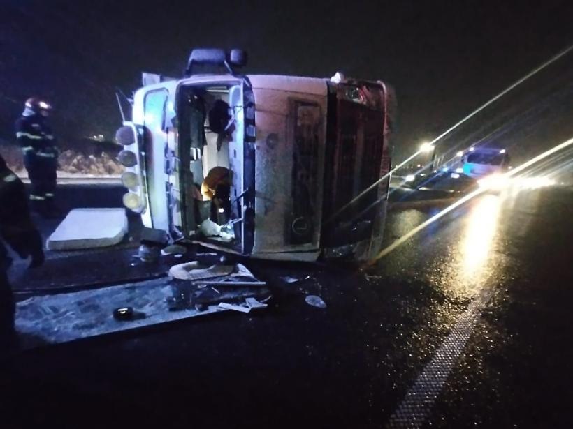 Trafic blocat pe DN2, Bacău: Un TIR ucrainean răsturnat blochează ambele sensuri