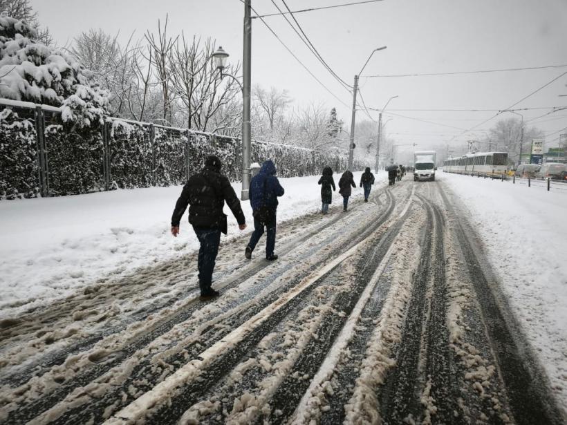 Tobescu (STB): Circulaţia tramvaielor a fost reluată pe linia 25; Linia 41 este în continuare blocate din cauza zăpezii