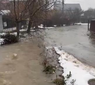 Cod galben de inundaţii pe râuri din 5 judeţe