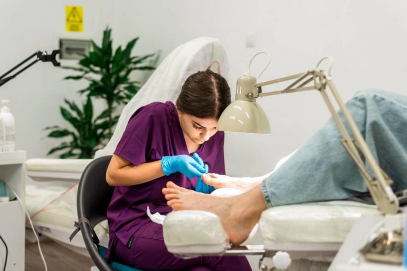 Prevenția complicațiilor: rolul podologului în tratarea piciorului diabetic 