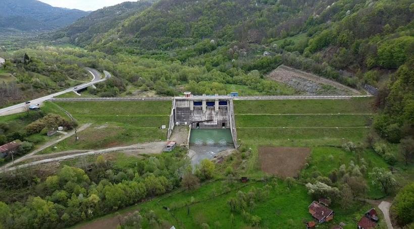 Baraj aproape gata, oprit pentru că era autorizat pe vremea lui Ceaușescu. Finalizată 90%, construcția de la Mihăileni, din Munții Apuseni, este blocată de activiștii Declic 18995246