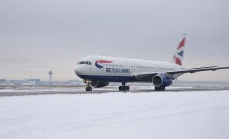 Traficul aerian pe cele două aeroporturi ale Capitalei se desfăşoară în condiţii de iarnă