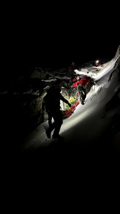 O familie cu trei copii, salvată după ce a rămas înzăpezită în munți, noaptea