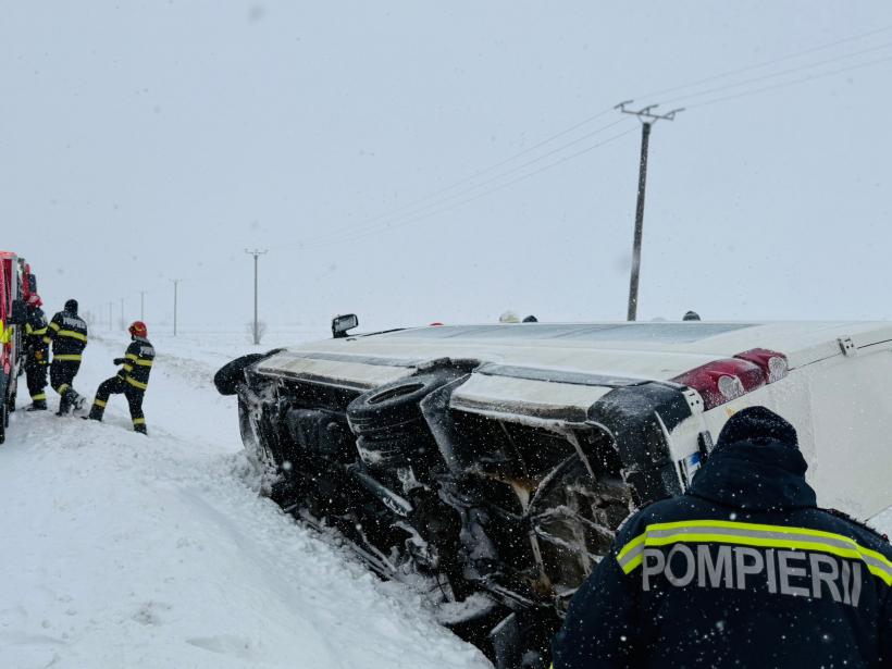 Microbuz cu 16 persoane răsturnat pe DN5 în Giurgiu: o femeie transportată la spital. A fost activat Planul Roșu de Intervenție 18995703