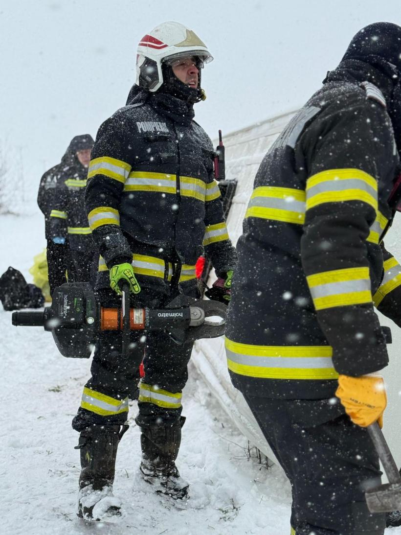 Microbuz cu 16 persoane răsturnat pe DN5 în Giurgiu: o femeie transportată la spital. A fost activat Planul Roșu de Intervenție 18995706