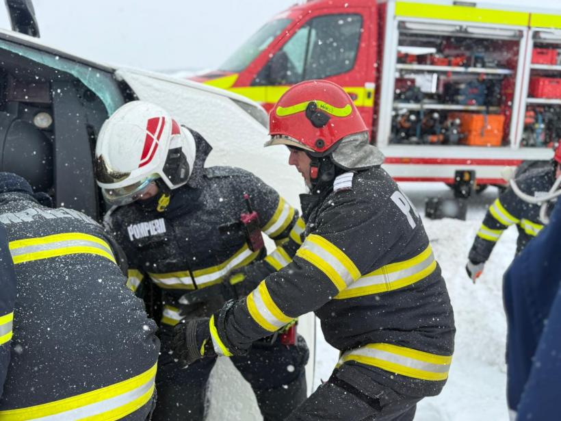 Microbuz cu 16 persoane răsturnat pe DN5 în Giurgiu: o femeie transportată la spital. A fost activat Planul Roșu de Intervenție 18995711