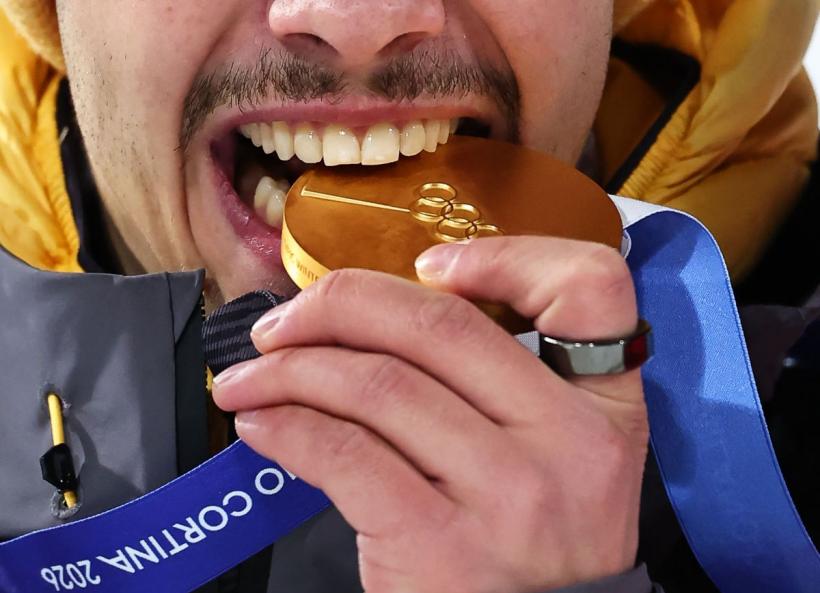 Cum s-a născut unul dintre cele mai populare gesturi de pe podiumul olimpic?