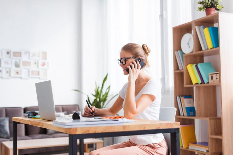 5 metode să îți optimizezi spațiul de lucru pentru o postură corectă