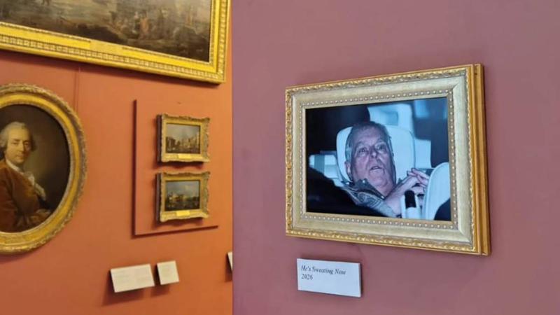 Fotografia lui Andrew Mountbatten-Windsor de pe bancheta mașinii de poliție, expusă la Luvru